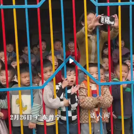 幼兒園孩子們擠在門口看英歌舞 隊員們默契地為小朋友臨時加演了一場