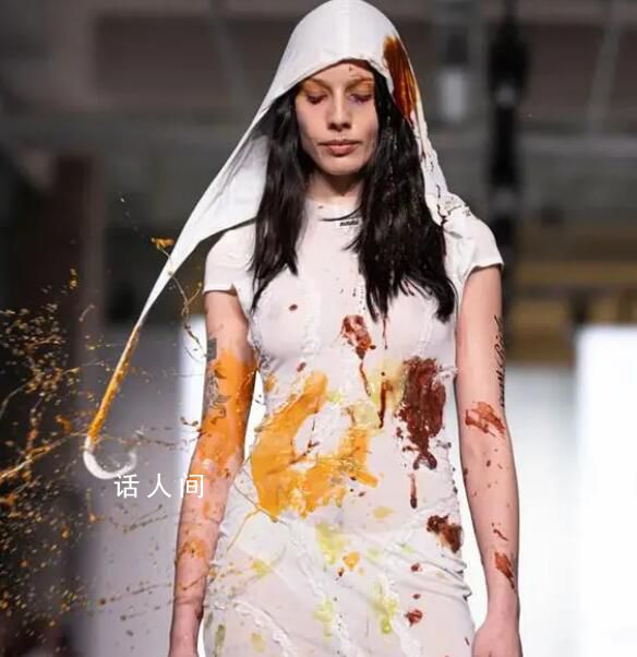 意設計師安排向模特身上扔水果等 有批評者認為這是在貶損模特