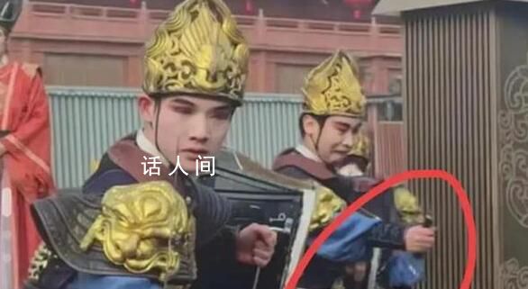 媒體評丟刀侍衛無實物表演出圈 小瑕疵亦有大魅力