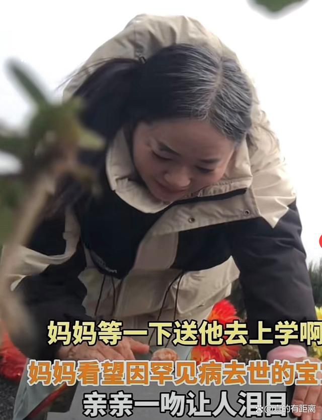 33歲母親滿頭銀發親吻寶寶墓碑 讓無數網友為之動容