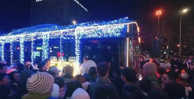 青島“電音巴士”火出圈 社恐也能玩開心