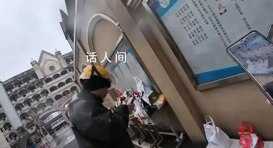 外賣員吐槽學校師生外賣區別對待 下雨天學生的外賣放墻角淋雨