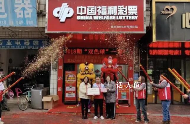 清遠清新彩民中獎707萬元 清遠市福彩中心為幸運站點頒發中獎證書和獎勵金