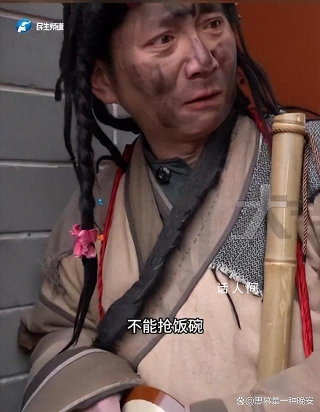 清明上河園小乞丐反被游客要吃的 甚至還有網(wǎng)友表示搶過小乞丐的飯碗