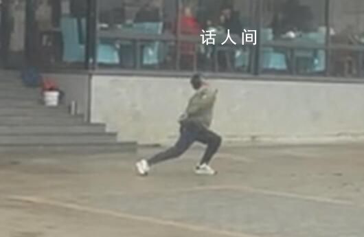 店方回應店員手插兜甩頭攬客 有規定不能用手