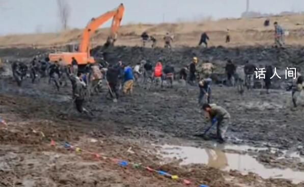 天津一河道清理引眾人尋寶 立上牌子就是不允許挖了