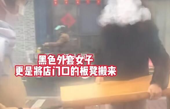 車主停車時遭兩女子人肉占車位 網友們的評價各不相同