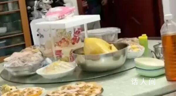 女兒回家做滿桌菜媽媽以為進錯門 為了給父親過生日偷偷回家做了一桌子的菜