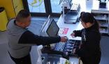 男子買東西中途換成假鈔被識破 店員收錢后二次驗鈔當(dāng)場識破