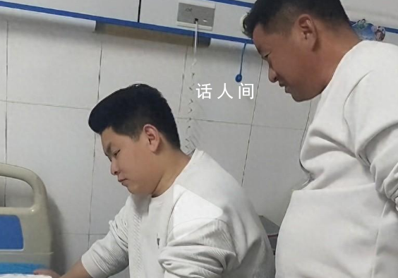 80后男子當爺爺目不轉睛盯著孫女 爹和爺還穿著親子裝呢