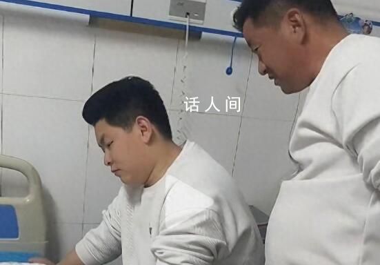 80后男子當爺爺目不轉睛盯著小孫女 引發網友圍觀