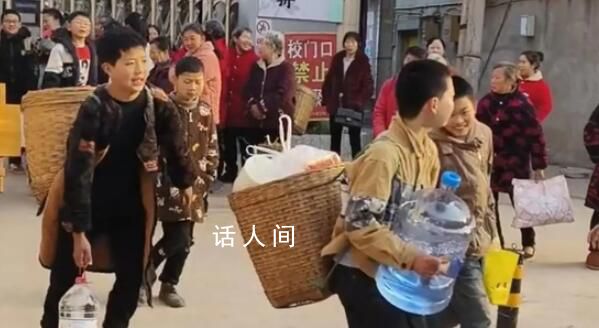 校長回應小學生背鍋碗瓢盆去春游 春季野炊是每年春天他們給孩子們準備的必備項目