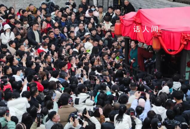 開封王婆說媒現場墻頭爬滿了人 回應：全是真實的