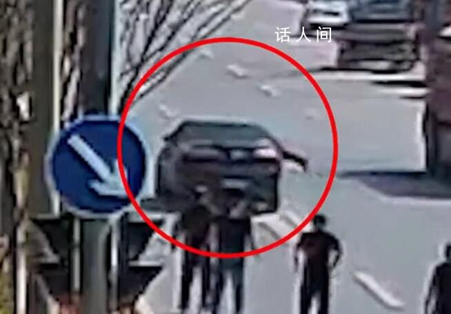 汽車失控小伙掛車窗上截停 車輛失控摩擦著花壇滑行