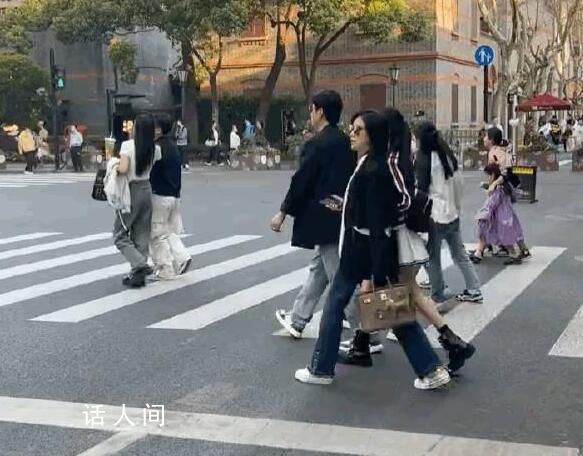 上海偶遇陸毅鮑蕾一家四口 網友：陸毅一家子不但腿精他的皮膚真的是超級好