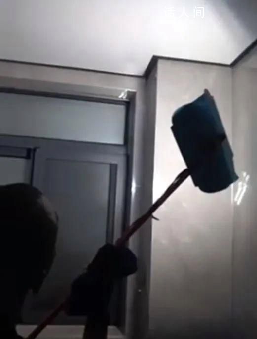 當地回應房東拿探照燈檢查索賠萬元 正在積極組織雙方當事人依法調解處置雙方糾紛