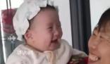 萌娃大哭要出去玩 見門開了秒變臉
