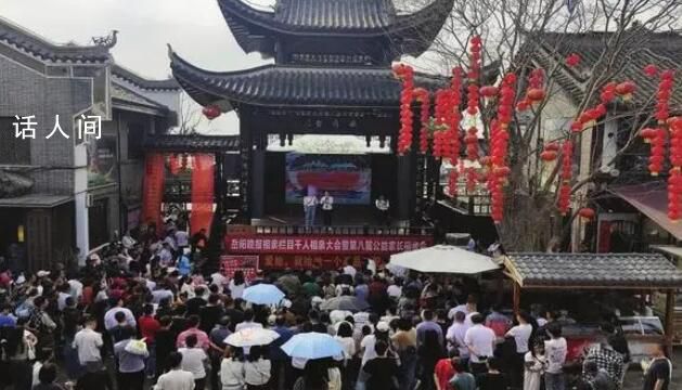 岳陽版“王婆說媒”引爆汴河街 主持人王婆因為口才和表演功力俱佳而人氣高漲