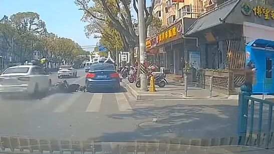 小車撞到外賣員并頂出數十米 外賣員已被送往醫院不清楚其傷情