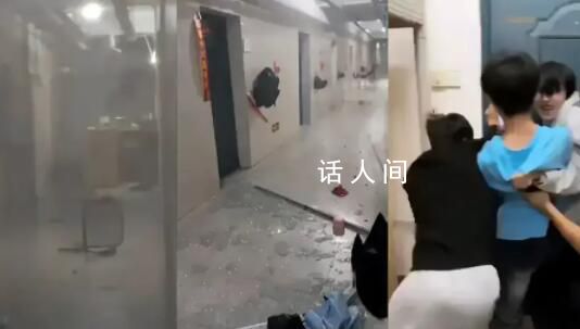 南昌再遇雷暴天氣 學生用身體堵門