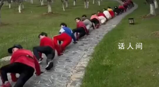 公園驚現“爬行鍛煉大軍” 氣沉沉的年輕人和精神抖擻的老年人