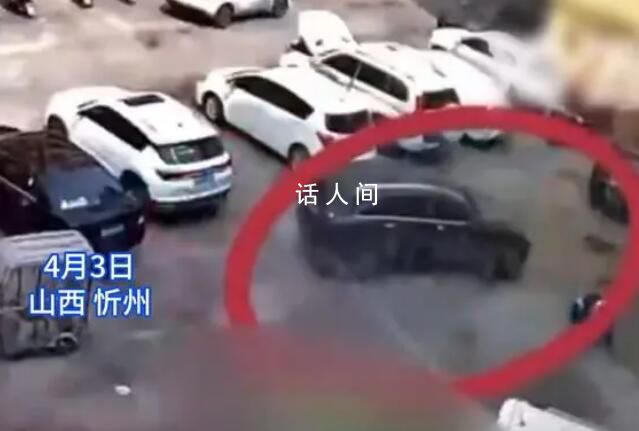 奔馳女司機(jī)碾壓孩子后駛離 一時(shí)間激起了眾怒