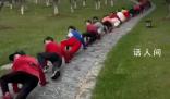 公園驚現“爬行鍛煉大軍” 氣沉沉的年輕人和精神抖擻的老年人