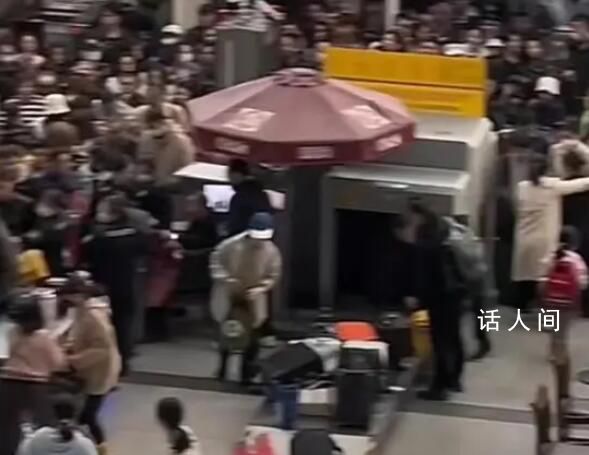 上?；疖囌韭每图w沖卡 在網(wǎng)絡(luò)上引起大圍觀
