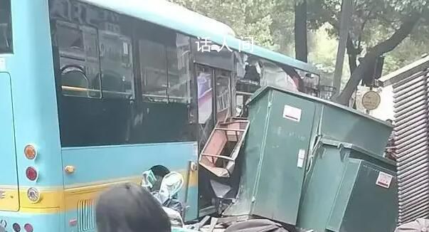 南昌一公交撞上行人致3死7傷 當(dāng)時(shí)駕駛員突發(fā)心臟不適