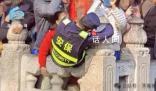 趵突泉保安抱柱險被游客擠下水 回應:人沒事今天游客更多