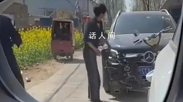 女子因蒜苗被軋怒砸奔馳 警方通報