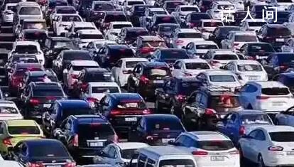 高速堵車時第一輛車都在干什么 無人機視角帶你看第一臺車在干什么